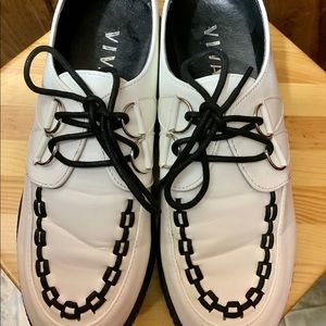 WHITE AND BLACK VIVA PLATFORM SHOES